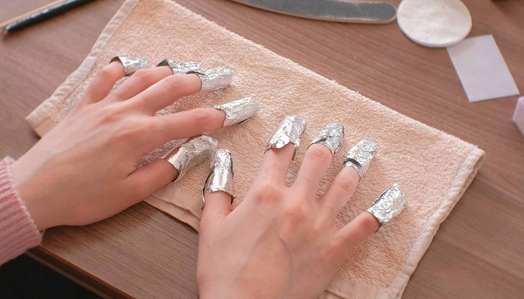 soaking off gel polish with aluminum foil