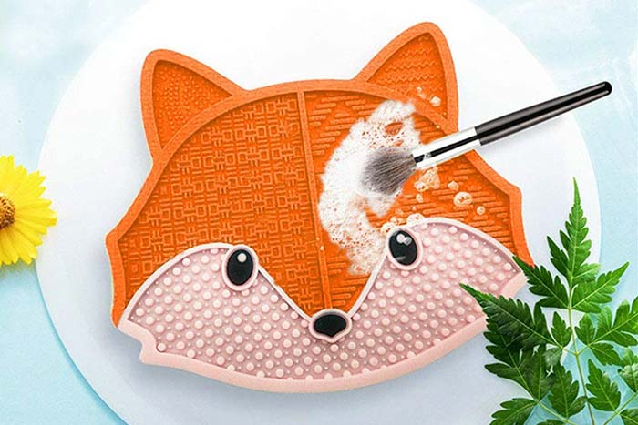makeup brush cleaner shaped like a fox