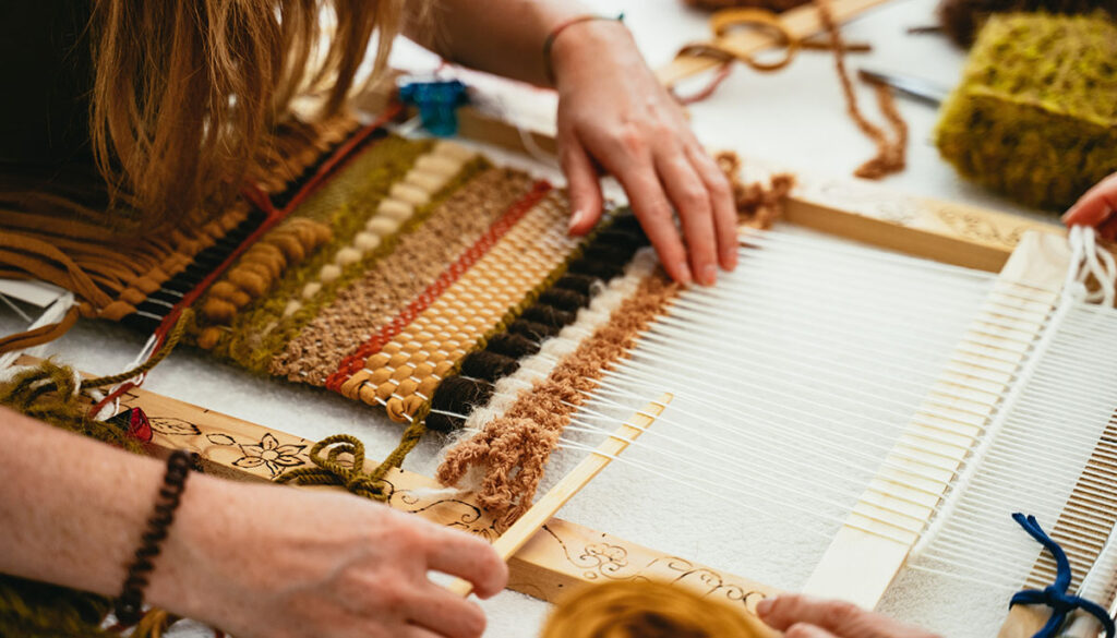 Weaving a tapestry on a frame loom